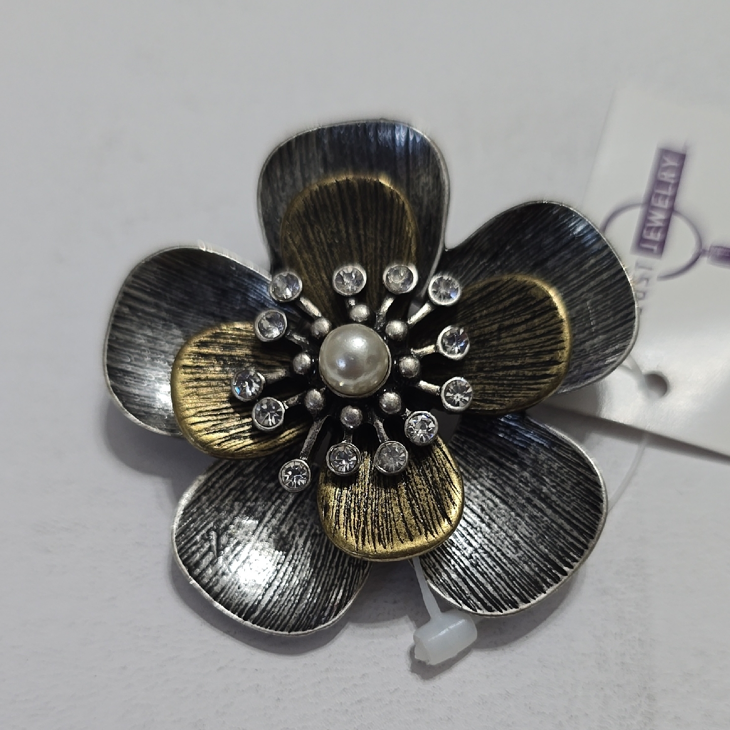 Chic Two-Tone Floral Brooch With Pearl Accent